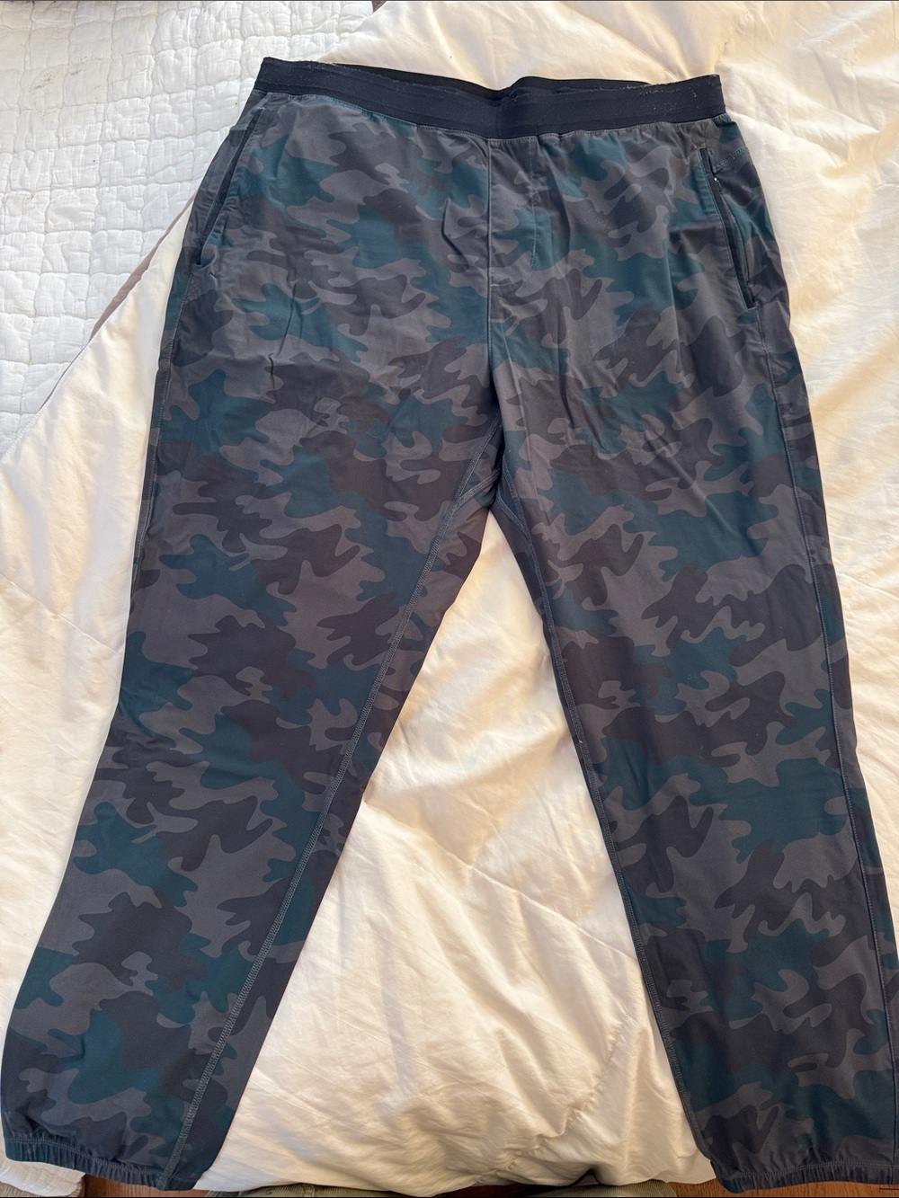 RHONE Men's Camo Joggers - Black & Dark Gray